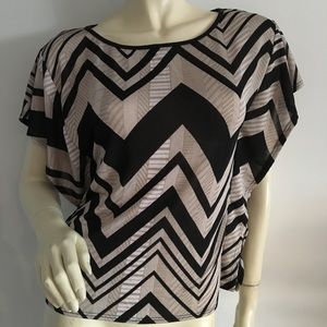 Pretty Good zig zag capsleeve Ruffle Top
